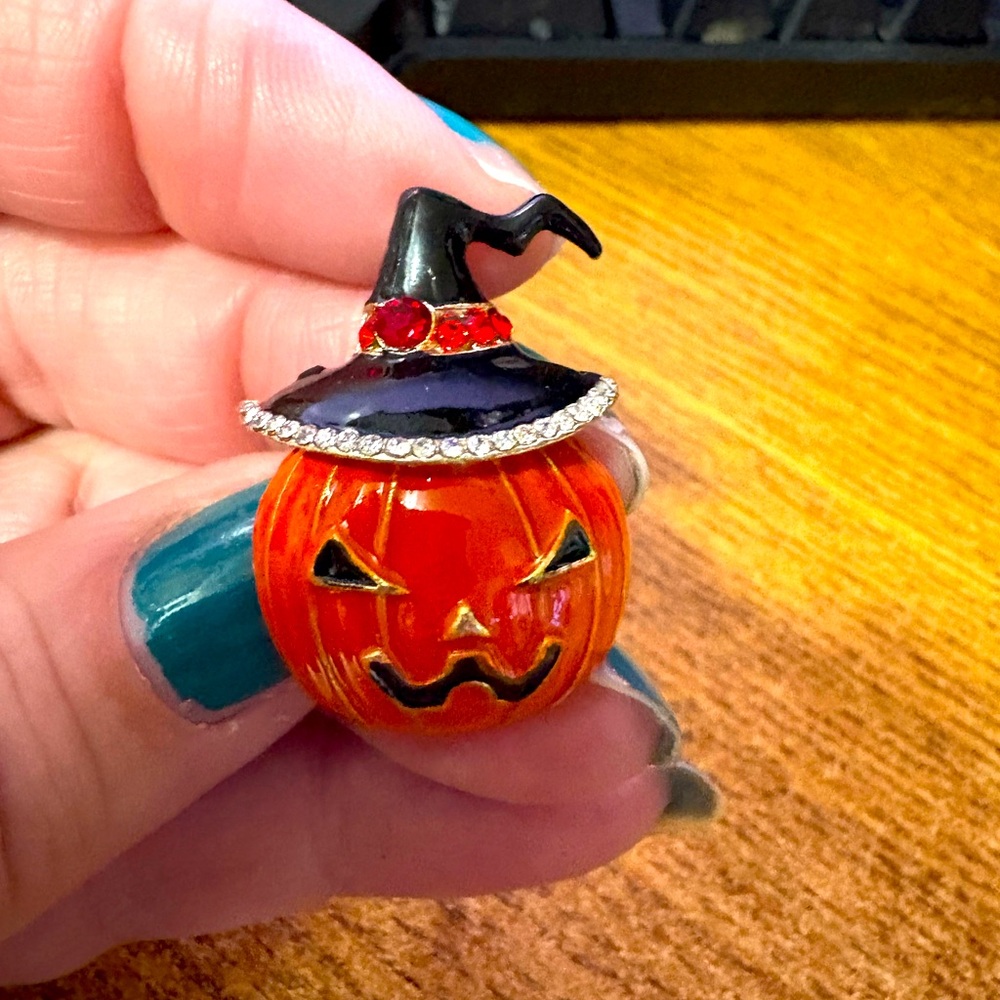 P-32 Jack-o-lantern in a witch hat brooch - Picture 1 of 3